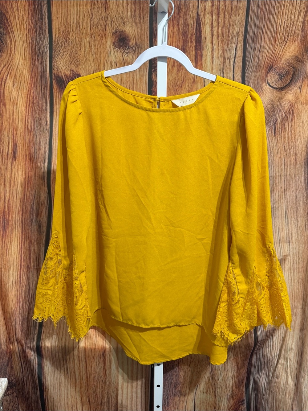 🚨(4/$10) Adiva Long Lace Bell Sleeve Blouse Size M